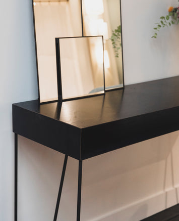 Meuble : console en acier brut noir avec du rangement