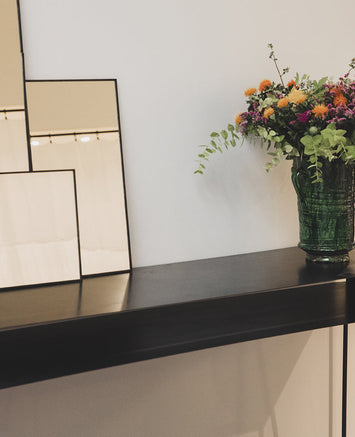 Meuble : console noire avec du rangement