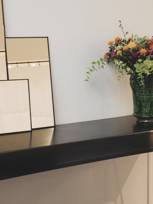 Meuble : console noire avec du rangement