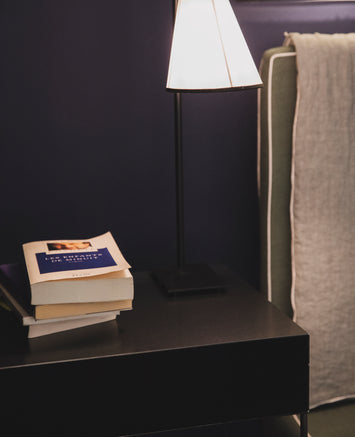 Pied de lampe à poser en acier brut noir et son abat jour en papier blanc