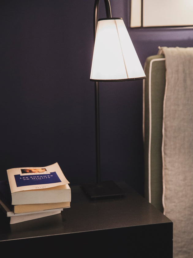Pied de lampe à poser en acier brut noir et son abat jour en papier blanc