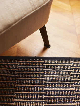 Détail du tissage du tapis Kharo en coton et jonc de mer