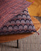 Coussin avec des imprimés végétaux ou géométriques pour une décoration originale et le tapis Kharo en coton et jonc de mer.
