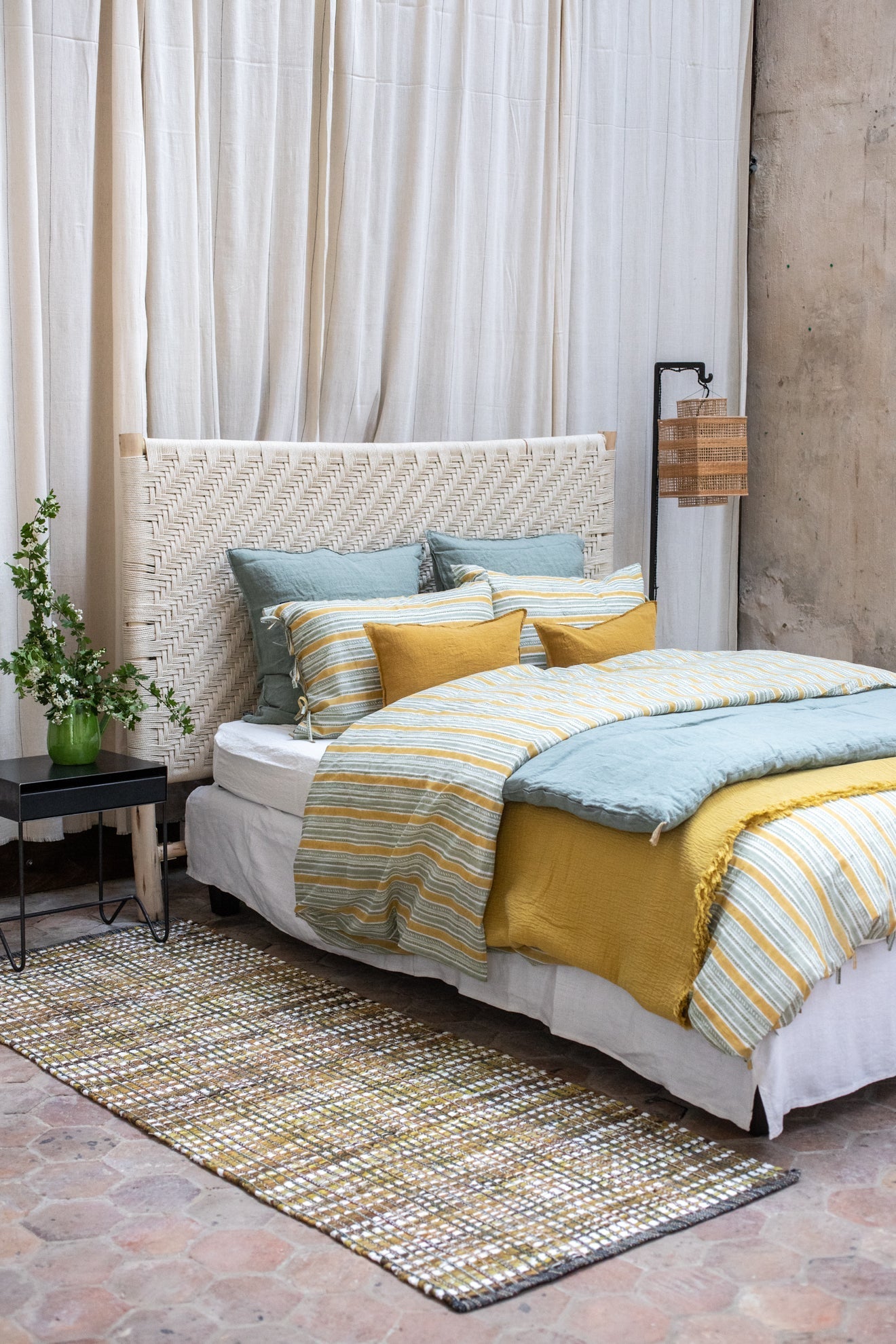 Tapis Lira en coton utilisé en descente de lit d'une chambre parentale