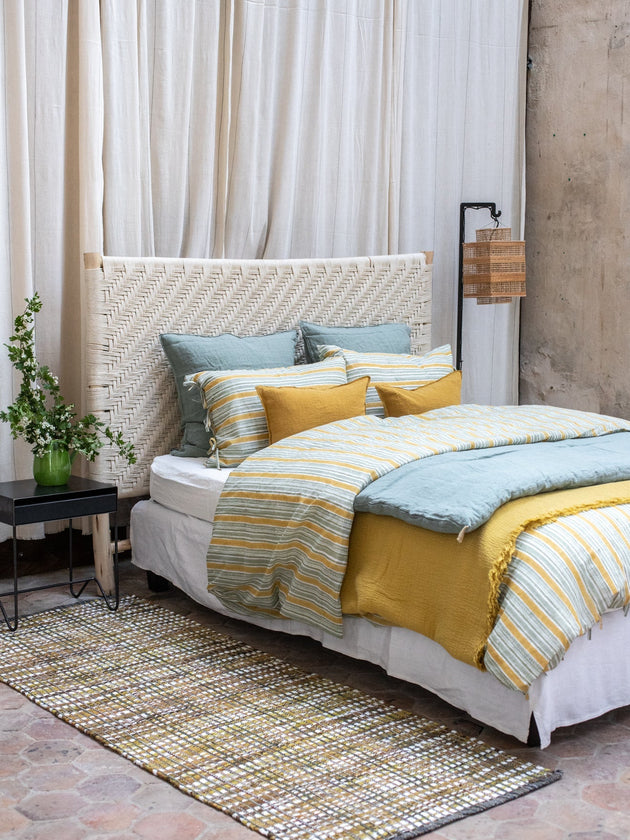 Tapis Lira en coton utilisé en descente de lit d'une chambre parentale