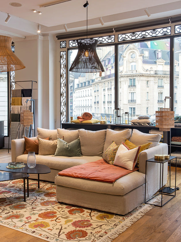 Tapis Lohdi en laine avec les tables basses Atoll en acier