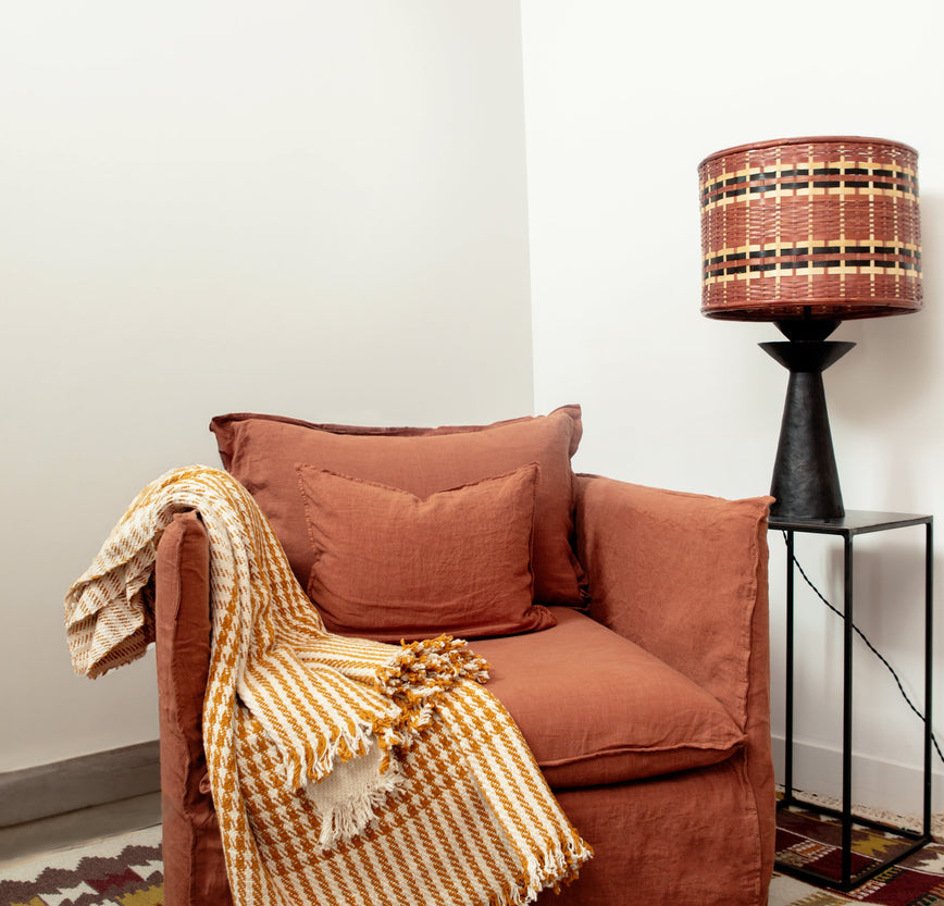 Tapis Tihya en laine à motifs marron, ivoire et terracotta aztèques