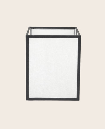 Luminaire : abat-jour en papier blanc et aux contours noirs