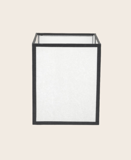 Luminaire : abat-jour en papier blanc et aux contours noirs