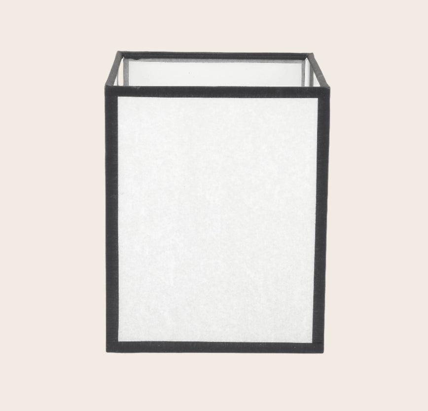 Luminaire : abat-jour en papier blanc et aux contours noirs