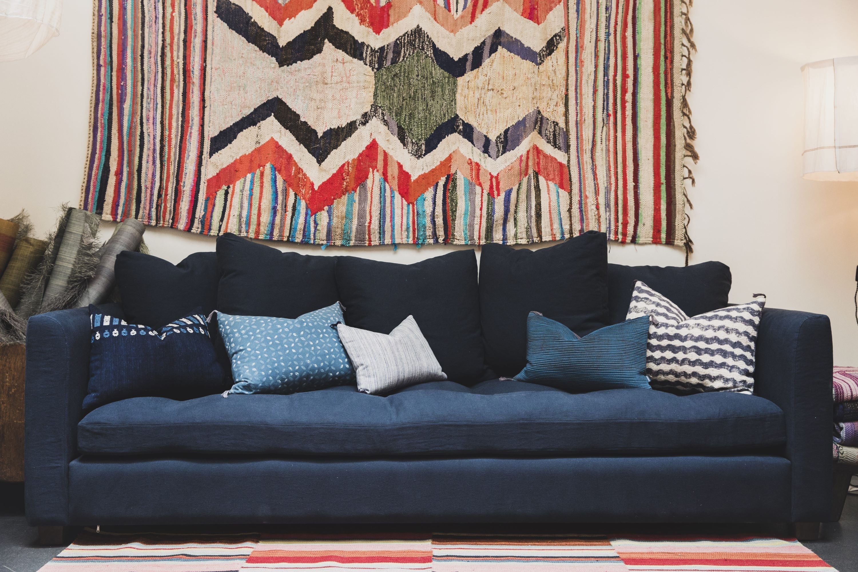 Canapé bleu très confortable grâce à ses nombreux coussins
