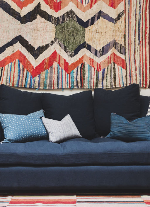 Canapé bleu très confortable grâce à ses nombreux coussins