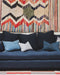 Canapé bleu très confortable grâce à ses nombreux coussins