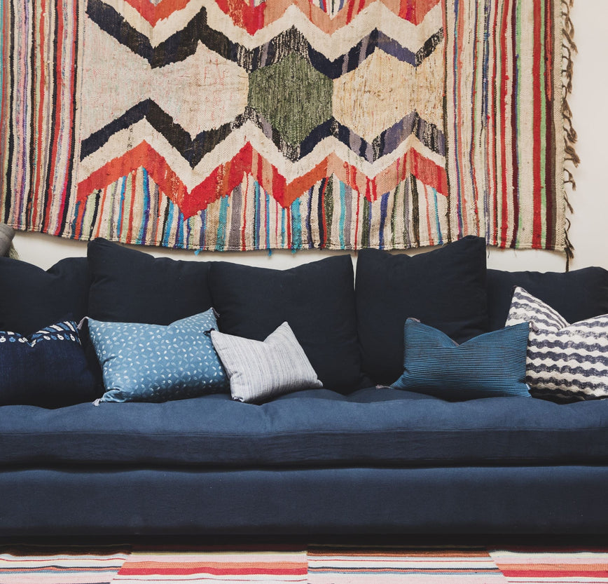 Canapé bleu très confortable grâce à ses nombreux coussins