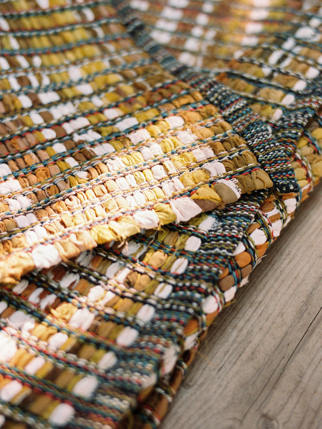 Détail du tissage du tapis Lira lirette de coton recyclé Curcuma