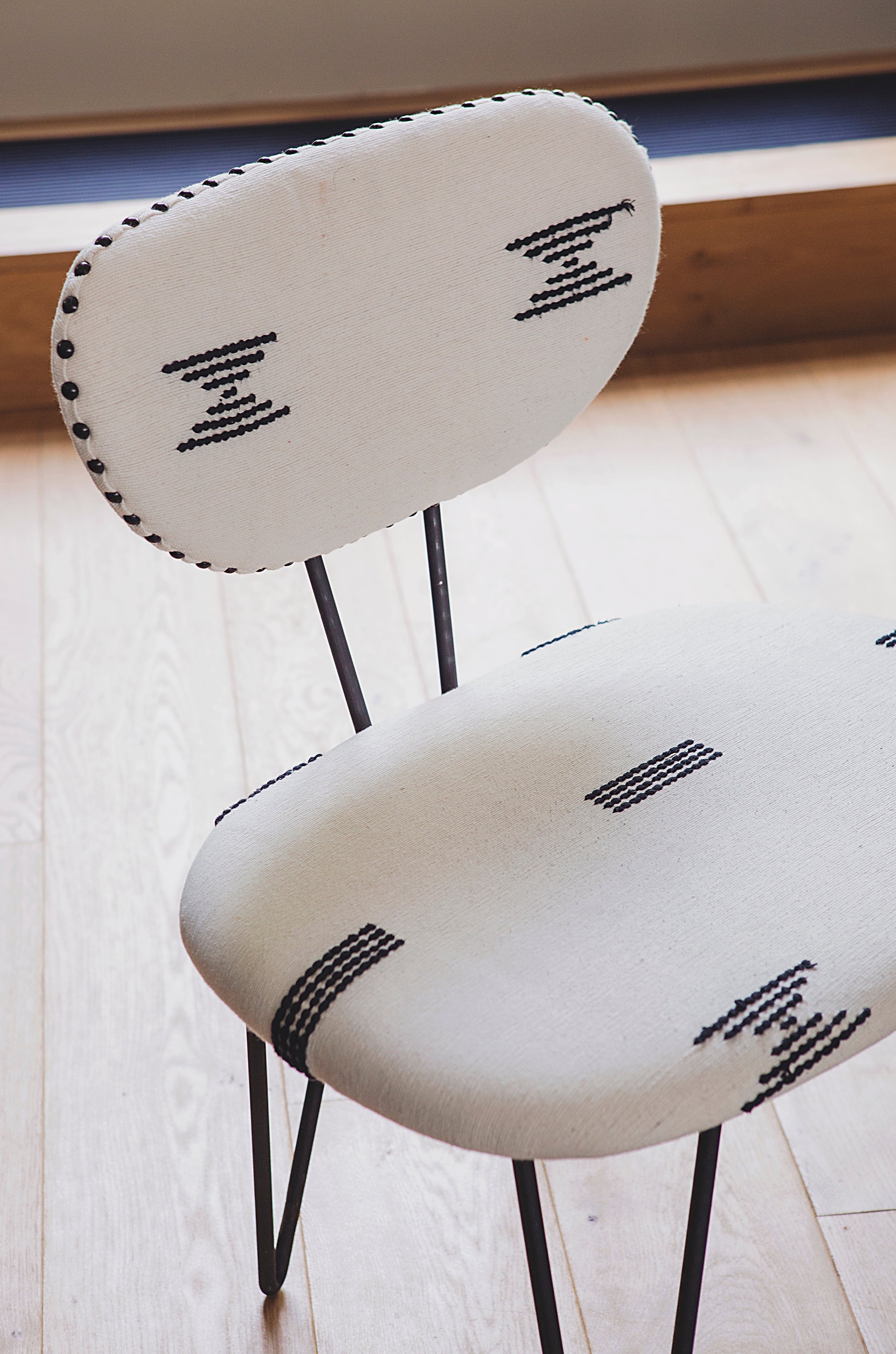 Chaise blanche avec une grande assise pour votre table de salle à manger
