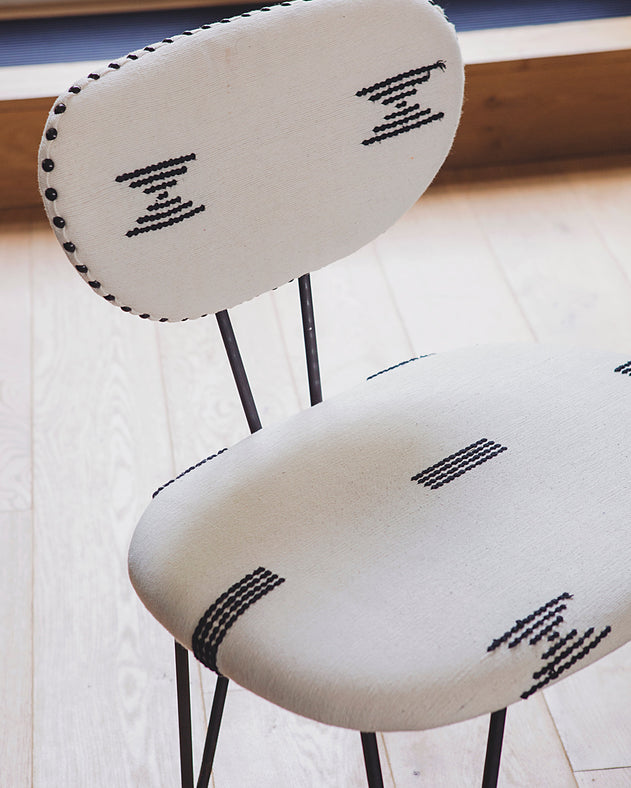 Chaise blanche avec une grande assise pour votre table de salle à manger