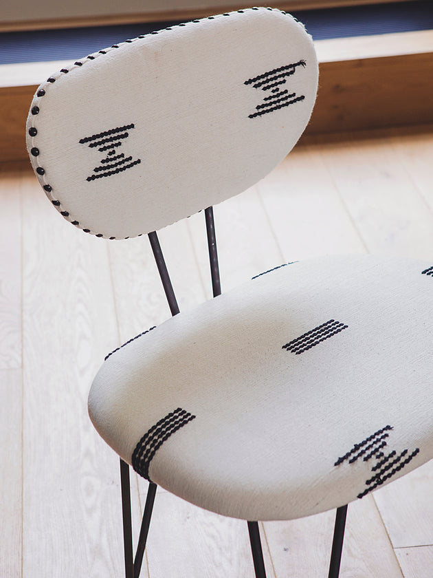 Chaise blanche avec une grande assise pour votre table de salle à manger