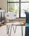 Chaise avec une grande assise blanche