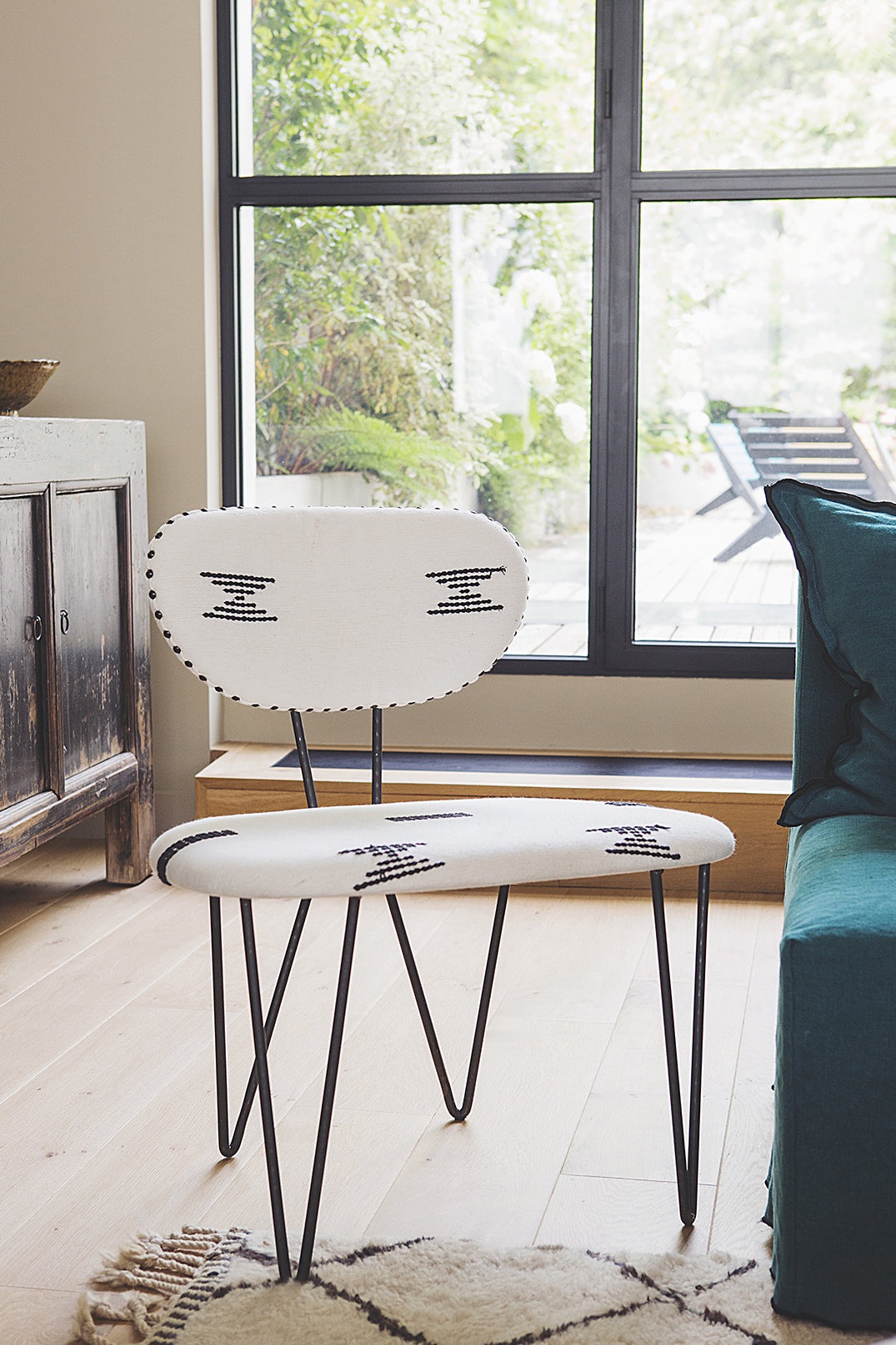 Chaise avec une grande assise blanche