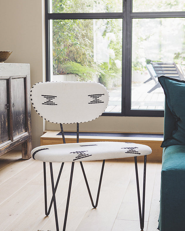 Chaise avec une grande assise blanche