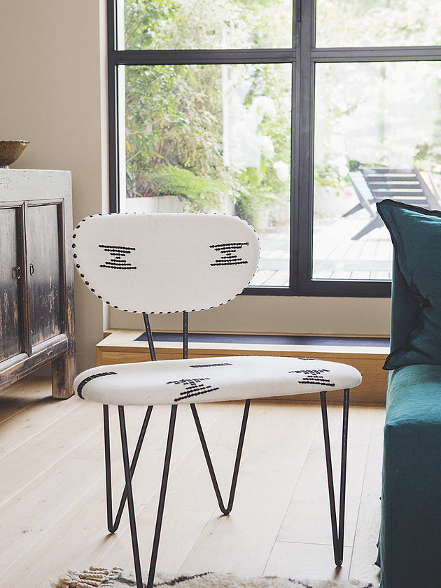 Chaise avec une grande assise blanche