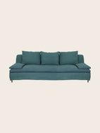 Grand divan dans les tons bleus avec coussins