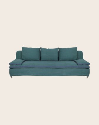 Grand divan dans les tons bleus avec coussins