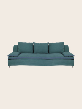 Grand divan dans les tons bleus avec coussins