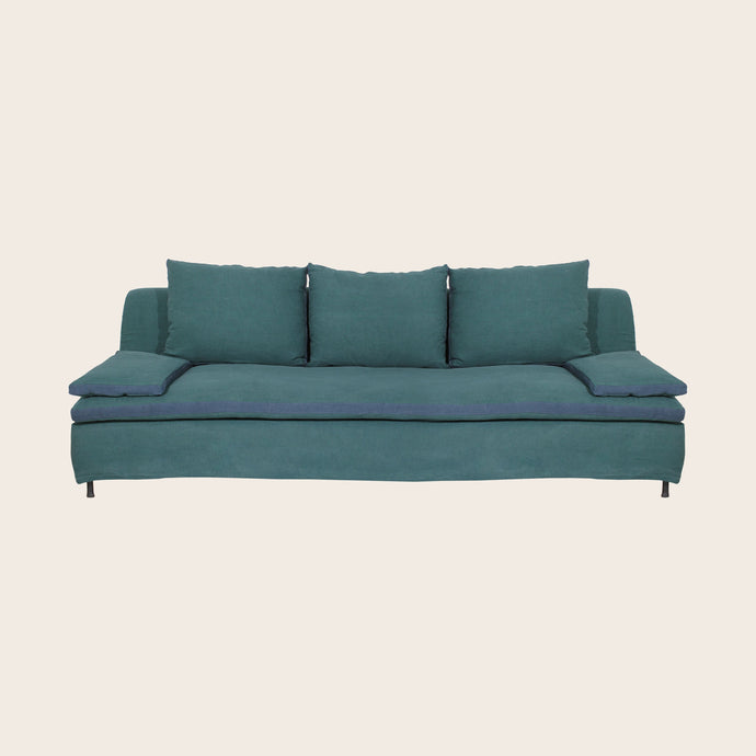 Grand divan dans les tons bleus avec coussins