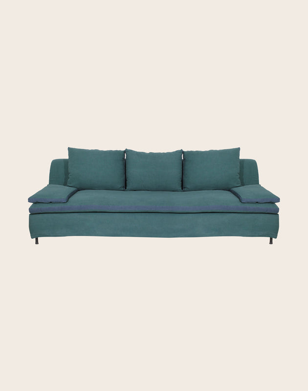 Grand divan dans les tons bleus avec coussins