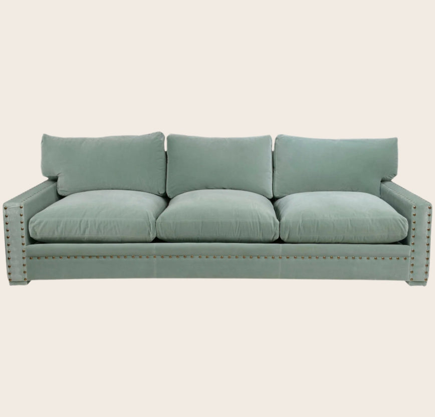 Canapé vert avec des clous chic et vintage