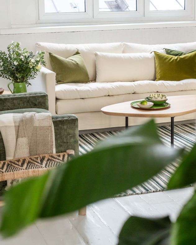 Idée de décoration pour un salon vert et blanc