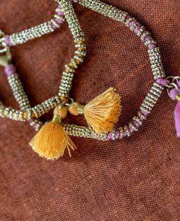 Ensemble de deux bracelets à doubles pompon rose clair et jaune