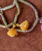 Ensemble de deux bracelets à doubles pompon rose clair et jaune