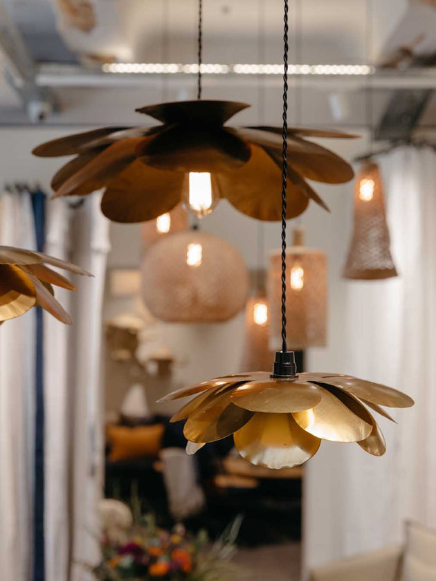 Suspension Cosmos Fleurs en métal doré fabriquée à la main 