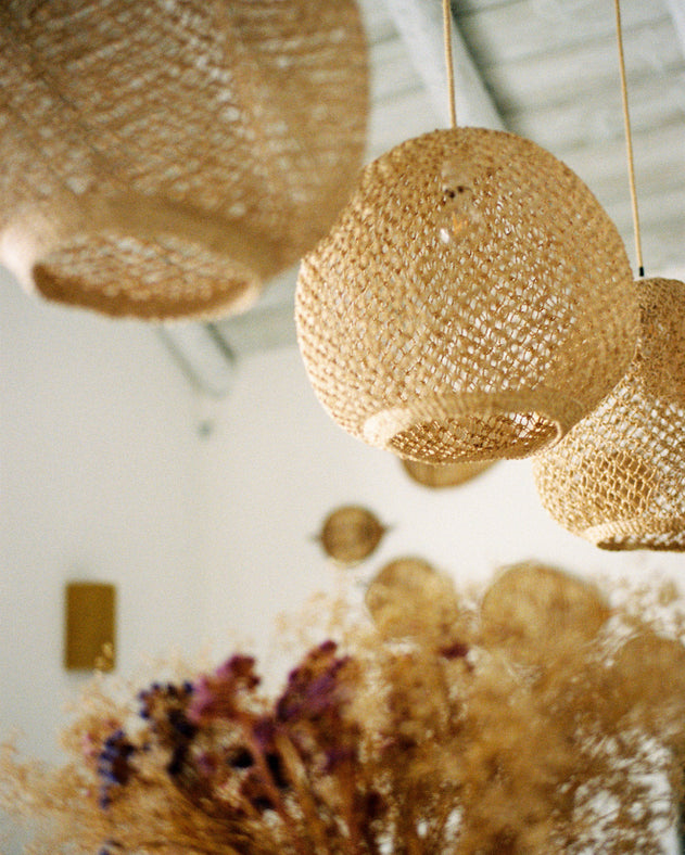Suspension luminaire Balbi en fibre de bananier tressée