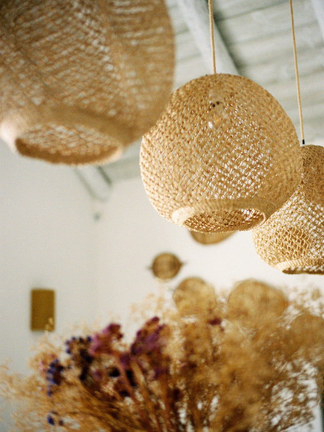 Suspension luminaire Balbi en fibre de bananier tressée