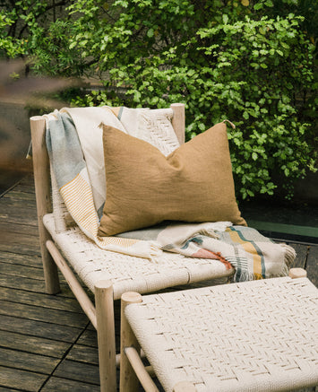 Fauteuil blanc bas avec un dossier incliné