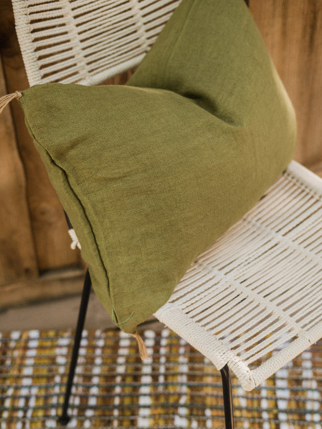 Tapis Lira et housse de coussin Luni en lin assemblée en France