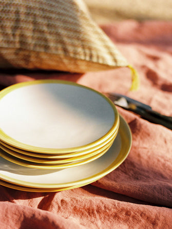 Lot de 4 assiettes en faïence émaillée jaune blanc