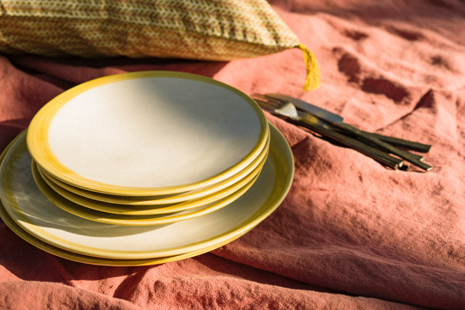 Lot de 4 assiettes en faïence émaillée
