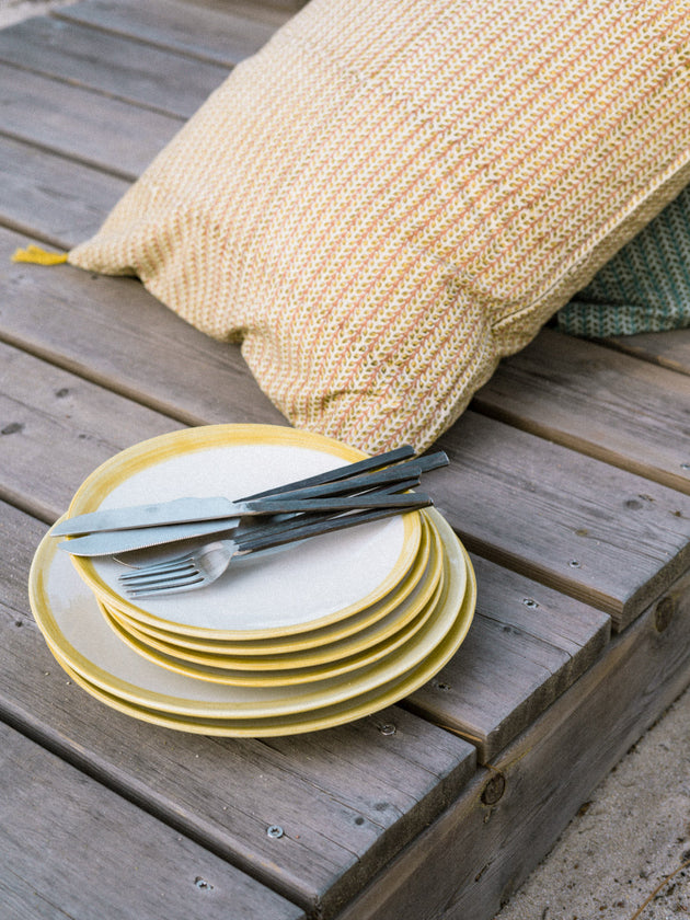 Art de la table : couvert avec un manche noir martelé à la main