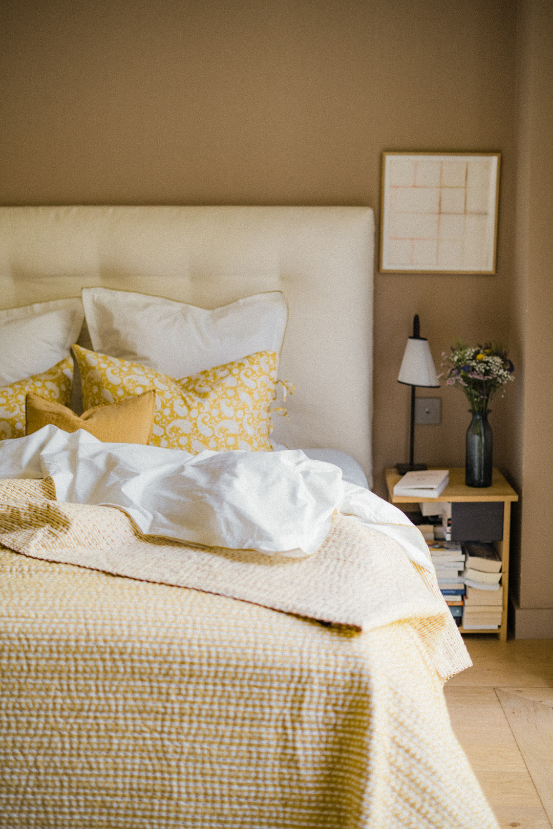 Chambre épuré avec un linge de lit jaune et blanc