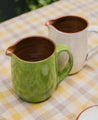 Carafe en argile verte et blanche
