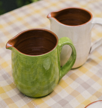 Carafe en argile verte et blanche