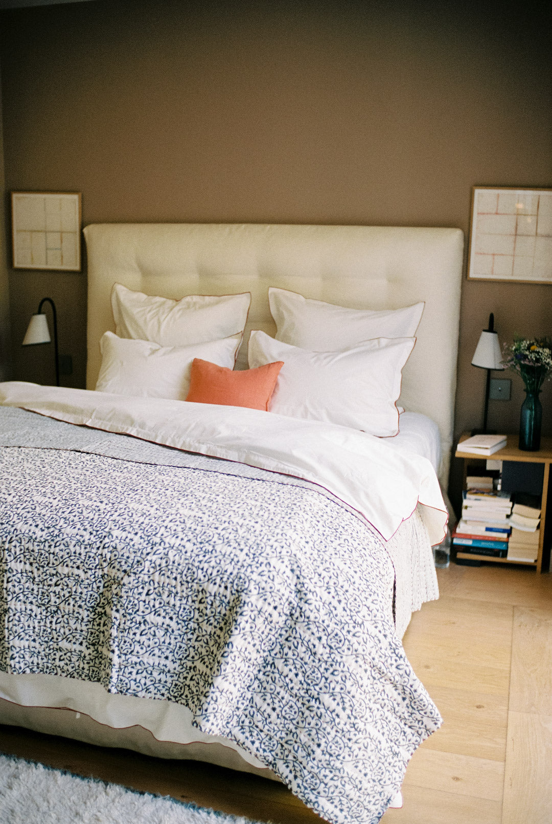 Linge de lit avec des imprimés végétaux