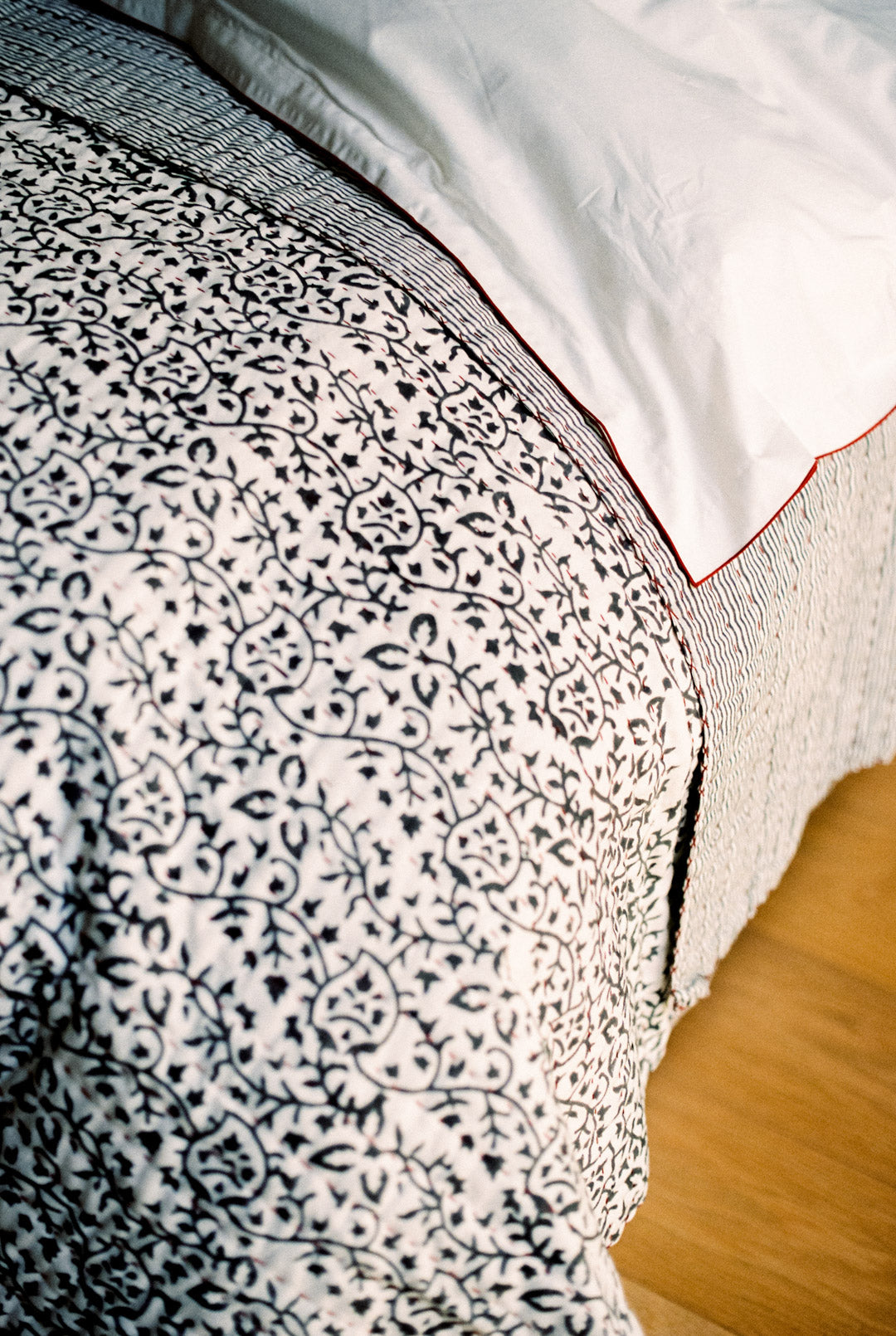 Linge de lit : couvre-lit avec des imprimés végétaux bleus