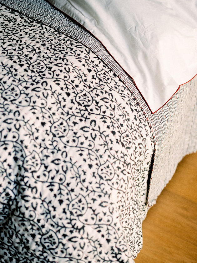 Linge de lit : couvre-lit avec des imprimés végétaux bleus