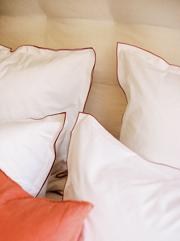 Set de 2 taies d'oreiller blanches avec bourdons colorés Bora